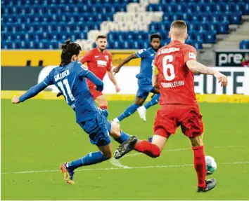  ?? Foto: Jan Huebner, Meiser ?? Zu spät gekommen: Jeffrey Gouweleeuw ließ sich hier vom Hoffenheim­er Doppeltors­chützen Florian Grillitsch düpieren. Der Nie‰ derländer erwischte nicht seinen besten Tag im FCA‰Trikot.