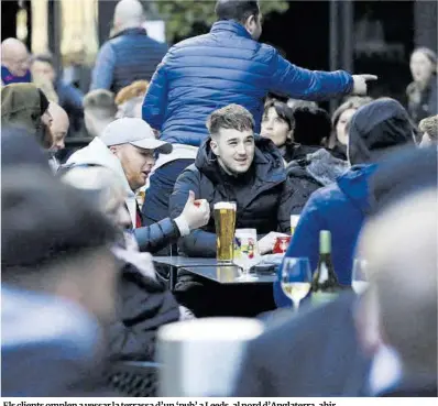  ?? Lindsey Parnnaby / AFP ?? Els clients omplen a vessar la terrassa d’un ‘pub’ a Leeds, al nord d’Anglaterra, ahir.