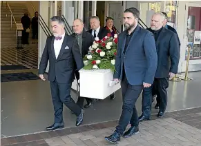  ?? ROBERT KITCHIN/STUFF ?? Dai Henwood, left, and fellow 7 Days comedian Ben Hurley, join four others in carrying Ray Henwood’s casket to the hearse outside Wellington’s Opera House yesterday.