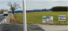  ?? Foto: Annegret Döring ?? Als unerlaubte Werbung gelten solche Schilder, die Bauern an der B300 zwischen Kettershau­sen und Ebershause­n aufgestell­t haben. Sie müssen per Anordnung vom Aufsteller beseitigt werden.