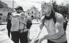  ?? Billy Calzada / San Antonio Express-News ?? Kev Carr, a British veteran and participan­t of the Walking With the Wounded Walk of America, is greeted at the Alamo.