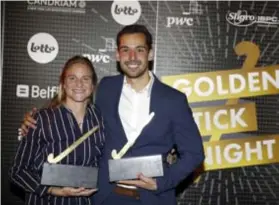  ?? FOTO BELGA ?? Florent Van Aubel poseert samen met Alix Gerniers die bij de vrouwen de Gouden Stick won.