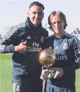  ?? CORTESÍA ?? Keylor Navas junto a su compañero en el Real Madrid, Luka Modric, quien fue galardonad­o con el Balón de Oro.