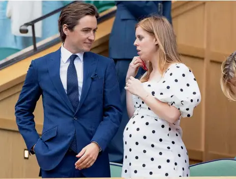  ??  ?? Con un vestido vintage que perteneció a su abuela Isabel II, la hija de Sarah Ferguson sorprendió con un look prenatal que es tendencia: blanco y lunares, tal como la mostró Guacamouly.com.