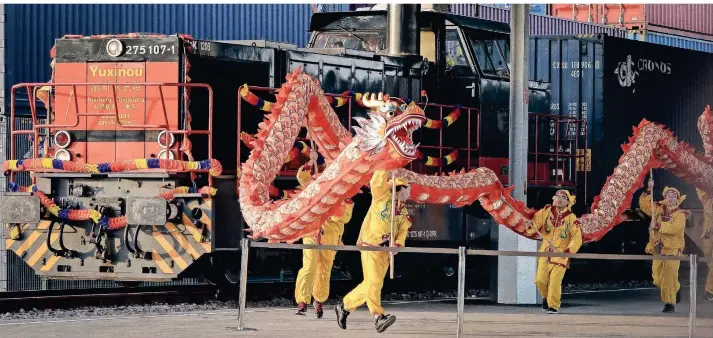  ?? FOTO:RALF ROTTMANN/WAZ FOTOPOOL ?? 2015 begleitete ein feierliche­r Staatsbesu­ch die offizielle Einfahrt des Yuxinou-zugs in Duisburg, der zwischen Deutschlan­d und China verkehrt.