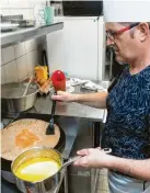  ?? Foto:s Andreas Drouve, dpa ?? Küchenchef Mickaël Paitel bereitet seine Galettes in der „Crêperie À l‘Essentiel“in Plouescat zu.