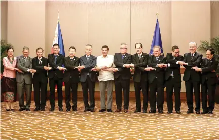  ?? AFP ?? PRESIDENT Rodrigo R. Duterte (C) links hands with Associatio­n of Southeast Asian Nations (ASEAN) Economic Ministers for a photo in Manila on Sept. 6. Philippine­s hosts the ASEAN Economic Ministers’ Meeting from Sept. 4 to 10.