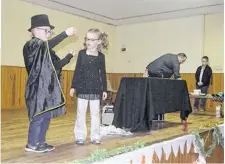  ??  ?? Les jeunes ont aussi participé au tour de magie.