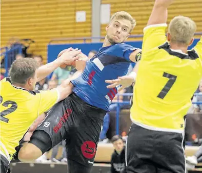  ?? BILD: Piet Meyer ?? Blaue Macht in Oldenburg: Joost Sanders trifft an diesem Freitag mit dem TvdH in der kleinen EWE-Arena auf die Handballer der SG VTB Altjührden (gelb).