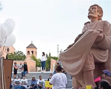  ??  ?? FAMILIARES Y amigos recordaron su vida en una vigilia en el Este de El Paso