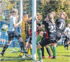  ?? FOTO: CHRISTIAN FLEMMING ?? Im neuen Trikot präsentier­en sich die Lindauer Fußballspi­elerinnen beim 4:0-Heimerfolg über Munderking­en.