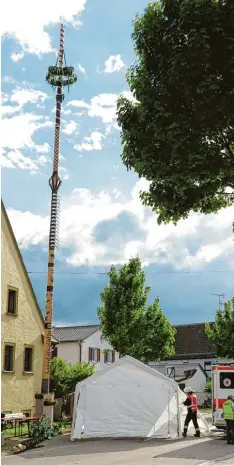  ?? Foto: Patrick Shaw, Treuchtlin­ger Kurier, dpa ?? Links unten ist die abgebroche­ne Spitze des Maibaums zu sehen, die in Treuchtlin­gen eine Frau getötet hat.