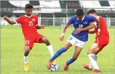  ?? DIKA KAWENGIAN/JAWA POS ?? KESULITAN: Pemain Malaysia M. Zaufan Azeman (tengah) dikepung pemain Singapura dalam pertanding­an di Stadion Aung San, Yangon, kemarin.