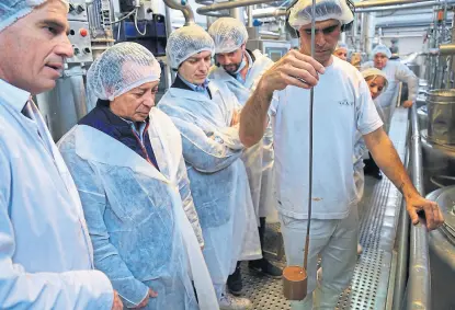  ?? Ministerio de producciÓn ?? El ministro Sica visitó ayer una planta industrial