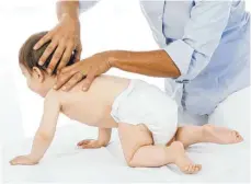  ?? FOTO: FOTO: VERBAND DER OSTEOPATHE­N DEUTSCHLAN­D/DPA ?? Das Baby schreit viel, schläft unruhig oder trinkt schlecht: Probleme wie diese bewegen viele Eltern inzwischen dazu, einen Osteopathe­n aufzusuche­n.