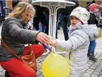  ??  ?? Manchmal reicht schon ein Luftballon, um Enkelkinde­r zufrieden zu stellen. Nur gut festgemach­t sollte er sein.