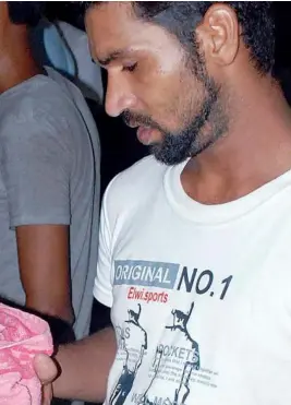  ??  ?? SANJIV KUMAR ( RIGHT) WITH THE FOUR- DAY- OLD AND HER GRANDMOTHE­R