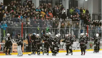  ?? Foto: Ernst Mayer ?? Auf ihre Fans konnten sich die Eisbären in dieser Runde immer verlassen. Heute dürfen die Burgauer zum letzten Mal für sechs Wochen auf heimischem Eis ran.