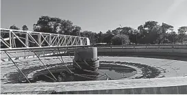  ??  ?? 1. Las calderas de atemperado de lodo siguen sin funcionar, según muestran las fotos de los empleados de la planta de Bajo Grande.
2. El sedimentad­or primario está fuera de servicio y con material sin tratamient­o. También es una foto provista por los...