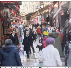  ?? (Photo Laurent Martinat) ?? Pas de centre-ville sinistré à Hyères. Même si les panneaux « bail à céder » sont nombreux, le solde des fermetures et créations de commerces reste largement positif.