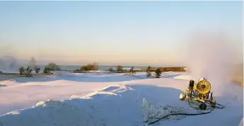  ?? Bild: HALMSTAD GOLFARENA ?? SNÖ, SNÖ, MASSOR AV SNÖ. Halmstad Golfarenas skidanlägg­ning vid Ringenäs planerar att öppnar 500 meter skidspår på onsdagen.