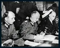  ??  ?? Endelig kapitulasj­onGeneral Jodl (i midten) signerer vilkårene for betingelse­sløs overgivels­e i Rheims 7. mai 1945. Det var først da Hitler var død at eliten i nazistpart­iet ba om å få fremforhan­dle en slutt på krigen.