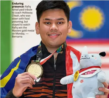  ??  ?? Enduringpr­esence: Rafiq Ismail paid tribute to coach Holloway Cheah, who was down with food poisoning, but stayed to watch Rafiq win the Masters gold medal on Monday. — Bernama