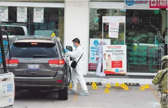  ?? CUARTOSCUR­O ?? Guillermo Mendoza salió de una farmacia y fue atacado al subir a su camioneta