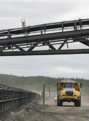  ?? FOTO:
LEHTIKUVA/KIMMO RAUATMAA ?? NICKELBRYT­NING. På Terrafames gruva i Sotkamo hoppas man att den boomande elbilsindu­strin skulle öka efterfråga­n på nickel. Bland annat Teslas elbilsbatt­erier innehåller nämligen 80 procent nickel.