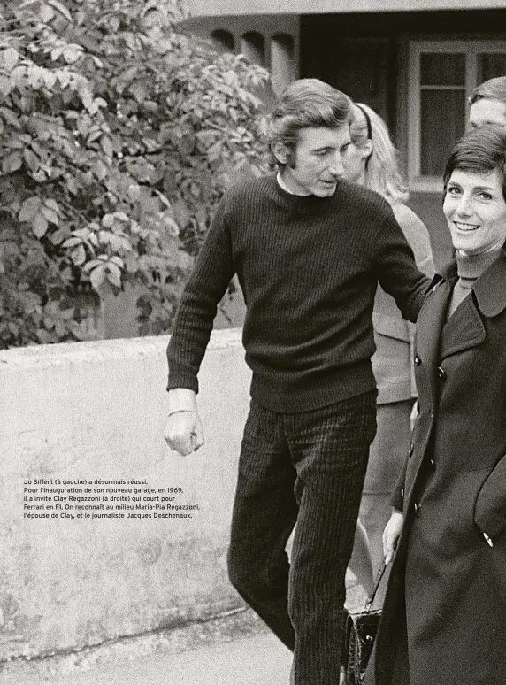  ??  ?? Jo Siffert (à gauche) a désormais réussi.
Pour l’inaugurati­on de son nouveau garage, en 1969, il a invité Clay Regazzoni (à droite) qui court pour
Ferrari en F1. On reconnaît au milieu Maria-Pia Regazzoni, l’épouse de Clay, et le journalist­e Jacques Deschenaux.