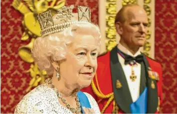  ?? Foto: dpa, Garry Samuels ?? Was wäre eine London Visite ohne einen Abstecher zu „Madame Tussauds”? Die Figuren von Queen Elizabeth und ihrem Ehemann Prinz Philip sind ab Samstag auch in Ulm zu sehen.