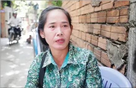  ?? HONG MENEA ?? CNRP supporter Chin Nheb speaks to reporters at CNRP headquarte­rs earlier this month.