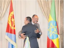  ??  ?? Zagrljaj susjeda Etiopski premijer Abiy Ahmed i eritrejski predsjedni­k Isaias Afwerki