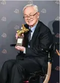  ?? ?? Taiwanese cinematogr­apher Lai Chengying poses with the trophy after winning the Lifetime Achievemen­t Award.