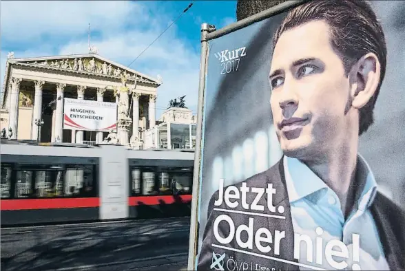  ?? THOMAS KRONSTEINE­R / GETTY ?? En Viena, un cartel electoral del ÖVP muestra a Sebastian Kurz con el lema “Ahora. ¡O nunca!”. Al fondo, el edificio del Parlamento