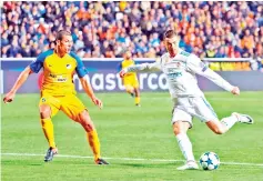  ?? - AFP photo ?? Real Madrid’s Portuguese forward Cristiano Ronaldo (R) shoots to score as he is marked by Apoel’s Spanish midfielder Jesus Rueda (L) during the UEFA Champions League Group H match between Apoel FC and Real Madrid on November 21, 2017, in the Cypriot...