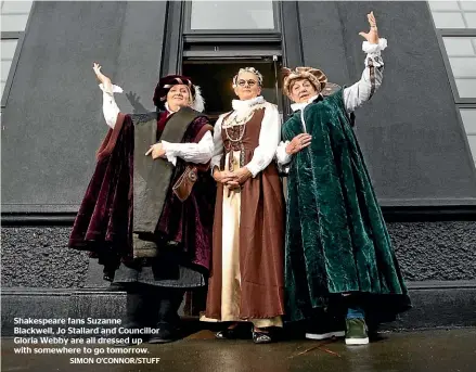  ?? SIMON O’CONNOR/STUFF ?? Shakespear­e fans Suzanne Blackwell, Jo Stallard and Councillor Gloria Webby are all dressed up with somewhere to go tomorrow.