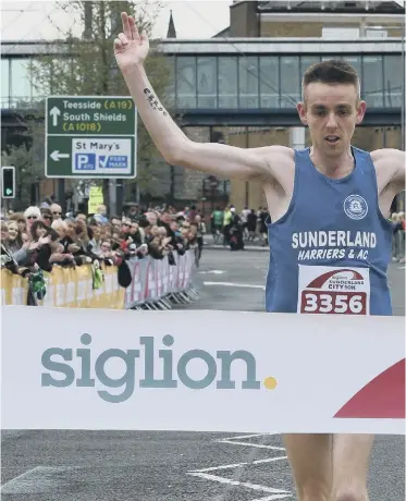  ??  ?? Sunderland Harrier Andy Powell relishes crossing the line as the winner of the Siglion Sunderland 10k, with