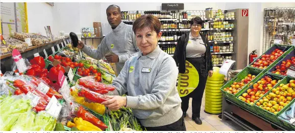  ??  ?? Neu angefangen bei denn’s Biomarkt: Mark Tulloch, Nina Stadler und Steliana Camaleasa sind über 50. „Die Persönlich­keit zählt, nicht das Alter“, sagt die Personalch­efin