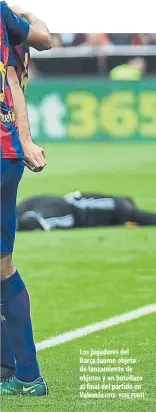  ?? FOTO: PERE PUNTÍ ?? Los jugadores del Barça fueron objeto de lanzamient­o de objetos y un botellazo al final del partido en Valencia