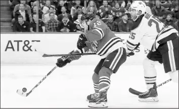  ?? ARMANDO L. SANCHEZ/CHICAGO TRIBUNE ?? Alex DeBrincat takes a shot against the Oilers on Oct. 14.