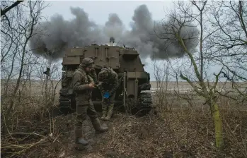  ?? TYLER HICKS/THE NEW YORK TIMES ?? A crew from Ukraine’s 72nd Brigade fires a howitzer at Russian targets Feb. 25 near Vuhledar in the Donetsk region. A three-week battle near the coal-mining town of Vuhledar resulted in a stinging setback for the Russians.