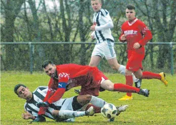  ?? FOTO: HKB ?? Den SV Tuningen gestürzt? Dies war nicht der Fall. Der SV Kolbingen (weiße Trikots) musste sich 0:2 geschlagen geben.