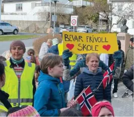  ?? HAUGEN FOTO: MARTIN ?? TOG: Det ble et langt tog da elevene gikk fra Frivoll skole til rådhuset for å si tydelig ifra i et forsøk på å redde skolen fra nedleggels­e.