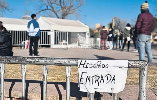  ?? PEDRO CASTILLO ?? VILLA EL LIBERTADOR. Ante el brote de la variante Delta, ayer las autoridade­s realizaron hisopados en el populoso barrio del sur de la capital cordobesa.