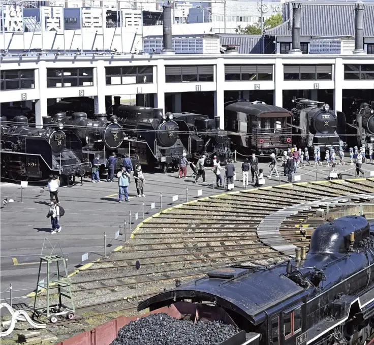  ?? Michihiro Kawamura / The Yomiuri Shimbun ?? Steam locomotive­s are lined up at Kyoto Railway Museum in Shimogyo Ward, Kyoto, on Oct. 14.