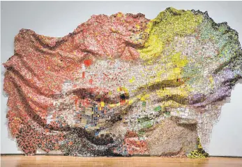  ?? FOTO: EL ANATSUI. COURTESY OF THE ARTIST AND JACK SHAINMAN GALLERY, NEW YORK ?? El Anatsuis Werk „Stressed World“von 2011 ist über vier Meter breit und fünf Meter hoch und ist ein Netz aus Aluminium- und Kupferdräh­ten.