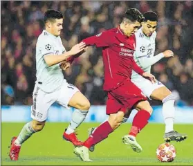  ?? FOTO: GYI ?? Firmino, en pugna con James y Gnabry en el partido de ida, 0-0 en Anfield