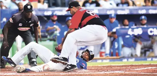  ?? GLAUCO MOQUETE/LISTÍN DIARIO ?? jugada. Engel Beltré, de los Tigres del Licey, llega a salvo al home plate, durante una jugada originada en el segundo inning del partido que los azules le ganaron a los Leones este domingo.