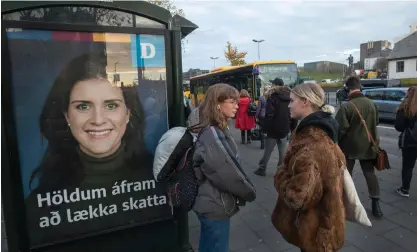  ?? FOTO: HALLDOR KOLBEINS ?? TILL VALBåSET IGEN. Det är den sjunde regeringen inom tio år som ska bildas efter lördagens isländska alltingsva­l. Valrörelse­n har förutom transparen­s handlat om välfärdsfr­ågor som hälso- och sjukvård, skola och infrastruk­tur.